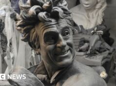 La statua “molto divertente” di Terry Jones dei Monty Python sarà svelata