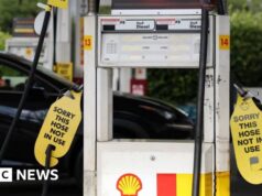 Agli australiani è stato detto di continuare i programmi di viaggio di Pasqua nonostante la carenza di carburante