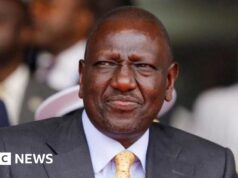 Il chief keniano scatena polemiche dopo aver deriso l’inglese parlato dei nigeriani