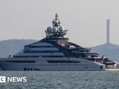 Il superyacht russo attraversa lo Stretto di Hormuz nonostante il blocco