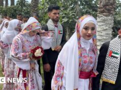 Speranza a Gaza quando 300 coppie si sposano contemporaneamente