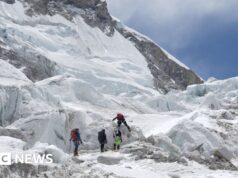 Pezzi di blocchi di ghiacciaio salgono sull’Everest durante l’alta stagione di arrampicata