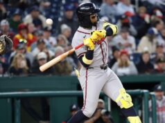 Acuna dei Braves in formazione un giorno dopo essersi fatto male alla mano su HBP