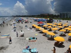 Un uomo e una donna sono stati uccisi dalla corrente mentre la carenza di bagnini lascia zone pericolose nella destinazione balneare