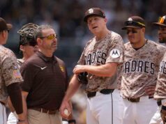 Nick Pivetta dei Padres subisce un infortunio apparente contro i Rockies