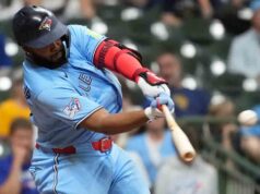 I resilienti Blue Jays sopravvivono ai Brewers nella selvaggia vittoria in un extra-inning