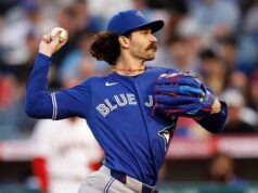 Cessano i fan 12 mentre i Blue Jays superano il caos del viaggio per battere gli Angels