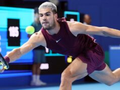 L’infortunato Alcaraz attende i check del polso mentre il cronometro dell’Open di Francia ticchetta