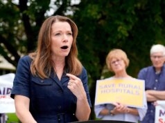 La “Regina del DEI” in corsa per il Congresso ha strappato il suo stato rurale definendolo “arretrato” sul podcast