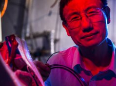 Il fisico piega la luce con la gravità per creare un nuovo dispositivo di rilevamento cell