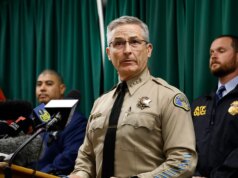 Detective della California ucciso in un’imboscata mentre prestava servizio a un sospettato di sfratto barricato in una situazione di stallo