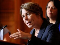 Il governatore e il sindaco democratici hanno fischiato all’apertura della casa dei Purple Sox