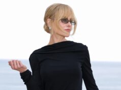 Nicole Kidman fa un’apparizione elegante alla Chanel Cruise con un abito nero senza schienale