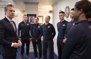 Gli olimpionici militari premiati al Pentagono, sullo sfondo della guerra con l’Iran