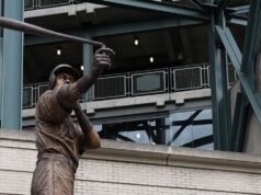 Mentre il velo cade sulla statua di Ichiro Suzuki, cade anche la sua mazza