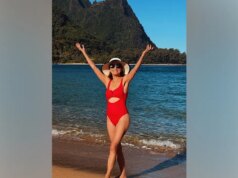 Jane Seymour indossa un audace costume da bagno rosso per una vacanza in famiglia alle Hawaii
