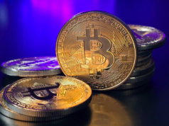 Bitcoin ed Ethereum vengono scambiati in un intervallo ristretto mentre il mercato attende il segnale di breakout