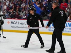 Il vetro si frantuma dietro la panchina dei Kings, ritardando la partita dei playoff contro Avalanche