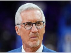 Mike Breen cube che i fan “meritano di essere messi a dura prova” poiché l’NBA taglia tutte le trasmissioni locali dei playoff