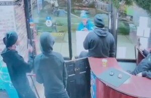 Un uomo ripreso in un video mentre brandiva un coltello da cucina da 13 pollici in un negozio di alimentari di New York pochi istanti prima che la polizia gli sparasse