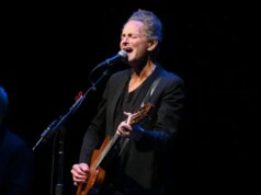 La leggenda dei Fleetwood Mac Lindsey Buckingham è stata ricoperta di “sostanza sconosciuta” in attacco