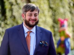 La star di Bob’s Burgers, Eugene Mirman, gravemente ferita dopo essere stata “estratta da un violento incidente stradale”