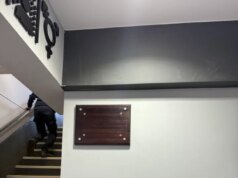 La targa sullo Scott Mills Bridge sulla M3 è stata rimossa