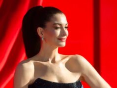 Anne Hathaway stupisce con un abito da smoking degno di Miranda Priestly sul tappeto rosso