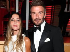Victoria Beckham sembra visibilmente a disagio dopo che le è stato detto di “sorridere di più”