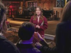 Aimee Lou Wooden affronta il forged di SNL UK per uno scherzo sui denti “cattivo e poco divertente”.