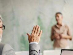 Membro del consiglio scolastico del Tennessee censurato dopo aver definito lo studente “caldo” durante la riunione