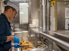 La Marina americana pubblica foto di “pasti freschi” e respinge le notizie di carenza di cibo sulle navi da guerra del Medio Oriente