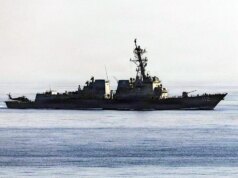 Una richiesta di soccorso cattura una petroliera sotto il fuoco, l’Iran chiude Hormuz intrappolando migliaia di marinai