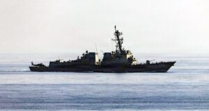 Una richiesta di soccorso cattura una petroliera sotto il fuoco, l’Iran chiude Hormuz intrappolando migliaia di marinai