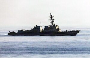 Una richiesta di soccorso cattura una petroliera sotto il fuoco, l’Iran chiude Hormuz intrappolando migliaia di marinai