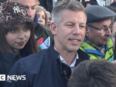 La spinta finale ai voti mentre lo sfidante dell’Ungheria Orbán profuma di vittoria