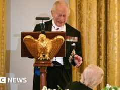 “Se non fosse per noi, parleresti francese”, scherzano King e Trump a cena