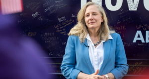 GUARDA: Spanberger ha bussato per l’ipocrisia “esca e cambia” mentre la popolarità crolla nel fiasco della riorganizzazione distrettuale