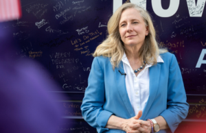 GUARDA: Spanberger ha bussato per l’ipocrisia “esca e cambia” mentre la popolarità crolla nel fiasco della riorganizzazione distrettuale