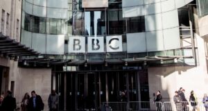 La BBC taglierà 2.000 posti di lavoro dopo una telefonata “selvaggia” con il personale