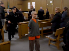 L’assassino calvo sorride mentre i pubblici ministeri rivelano cosa ha fatto prima che entrasse papà