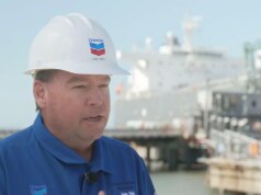 Il dirigente della Chevron suggerisce che gli americani dovrebbero guidare di meno in un contesto di prezzi elevati del gasoline