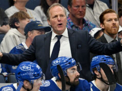 La NHL indaga dopo che Holmberg di Lightning si è fatto male schiantandosi contro la porta dell’space di rigore