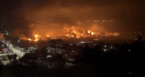 Guarda: la raffineria russa di Tuapse in fiamme dopo l’attacco all’Ucraina; due navi colpite in Crimea