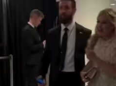 “Voglio solo andare a casa”: Erika Kirk in lacrime scortata fuori dopo la sparatoria alla cena dei corrispondenti della Casa Bianca