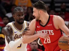 Ayton dei Lakers espulso dopo una gomitata “inutile ed eccessiva” a Sengun