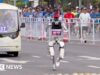 Guarda: Corridori contro robotic alla mezza maratona cinese
