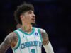 LaMelo Ball prende a pugni la mascotte degli Hornets dopo aver eliminato Warmth dal play-in