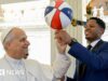 Guarda: Papa Leone XIV fa girare la palla da basket sul dito, con l’aiuto degli Harlem Globetrotters