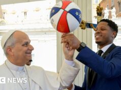 Guarda: Papa Leone XIV fa girare la palla da basket sul dito, con l’aiuto degli Harlem Globetrotters